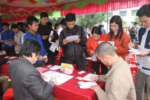 Ngoài việc tư vấn tuyển dụng, tại sản giao dịch việc làm huyện Lạc Sơn năm 2013, nhiều doanh nghiệp đã trực tiếp tư vấn tuyển sinh đào tạo nghề cho lao động tại công ty để tạo nguồn nhân lực có chất lượng. 

 


